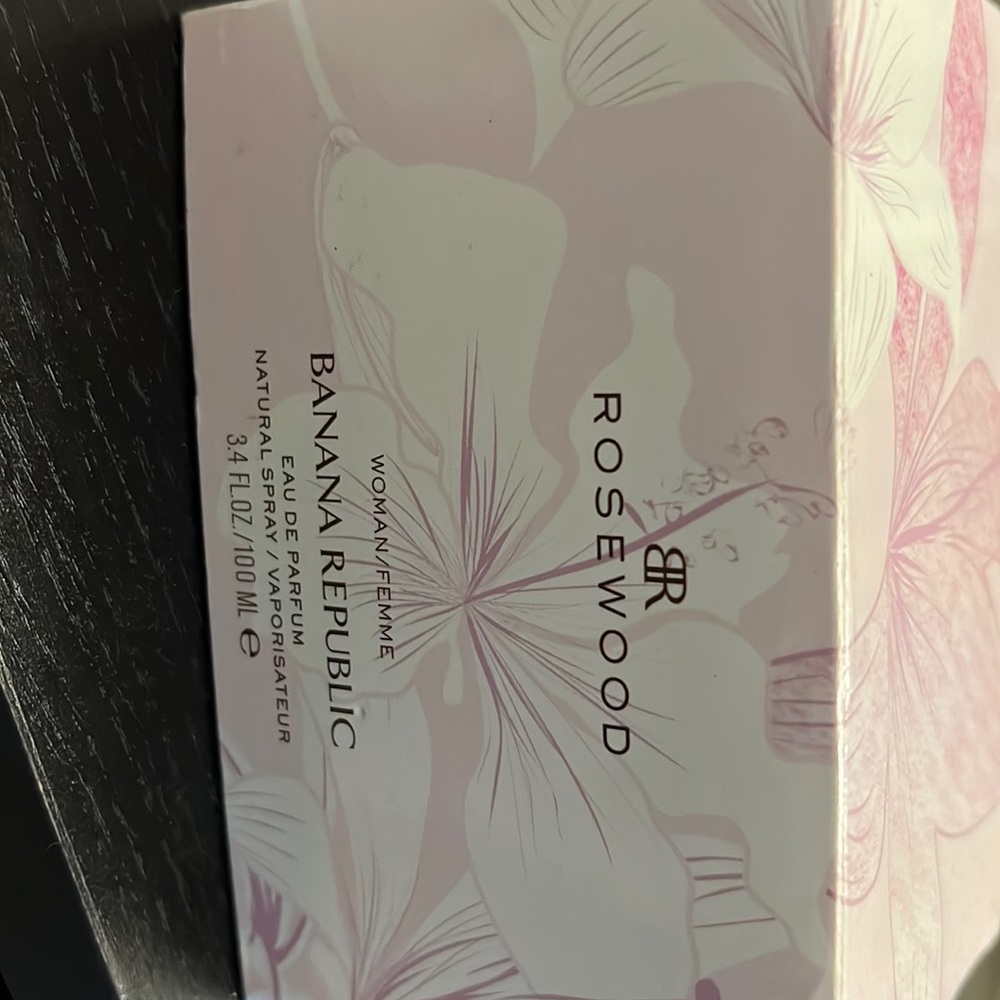 Brand new perfume, full and original from banana republic. smells sweet